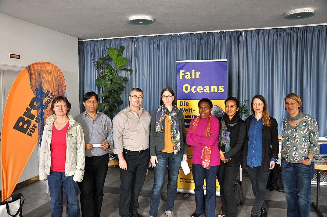 Die Macher und Macherinnen der Konferenz und einige ihrer Gäste (v. l. n. r.): Antje Willnow (fair oceans), Francisco Mari (Brot für die Welt), Kai Kaschinski (fair oceans), Sarah Zierul (Film- und Buchautorin), Rosa Koian und Maureen Penjueli (Pacific Network on Globalisation), Lisa Rave (Videokünstlerin), Anna-Katharina Wöbse (fair oceans).